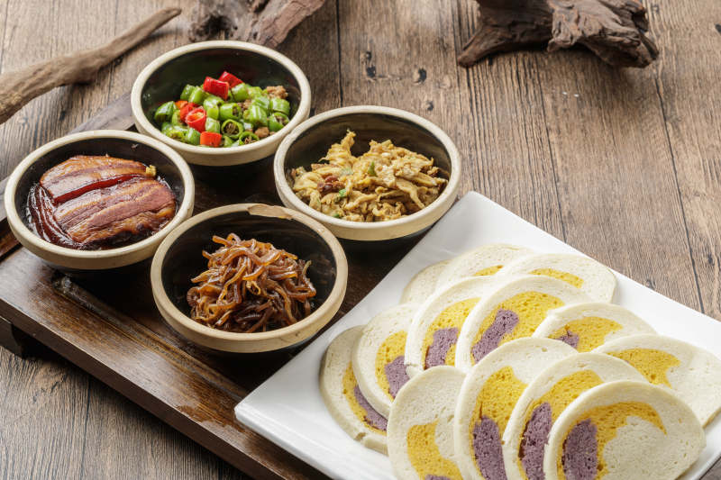 农家四大缸咸菜扣肉炒尖椒炒鸡蛋图片