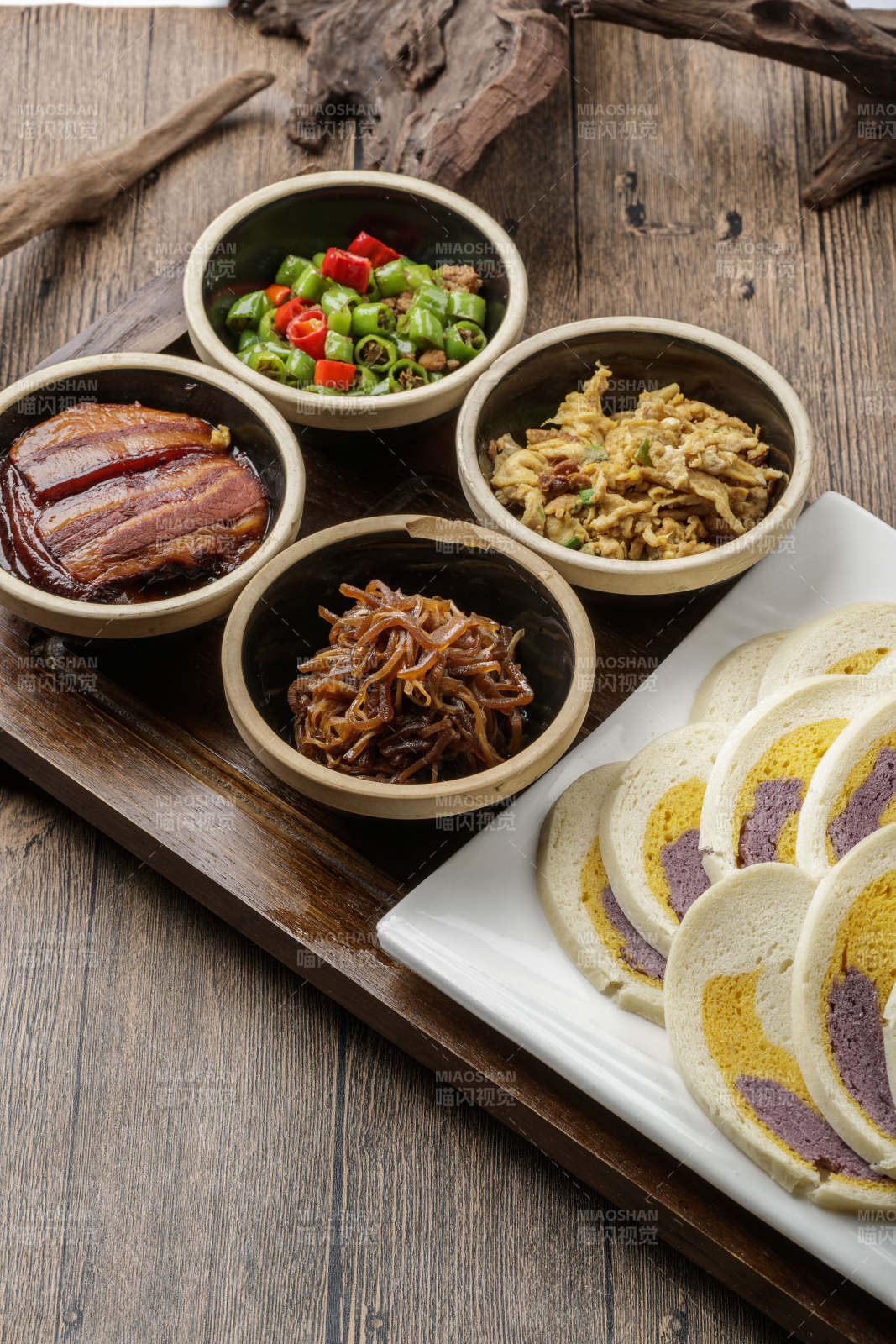 农家四大缸咸菜扣肉炒尖椒炒鸡蛋图片