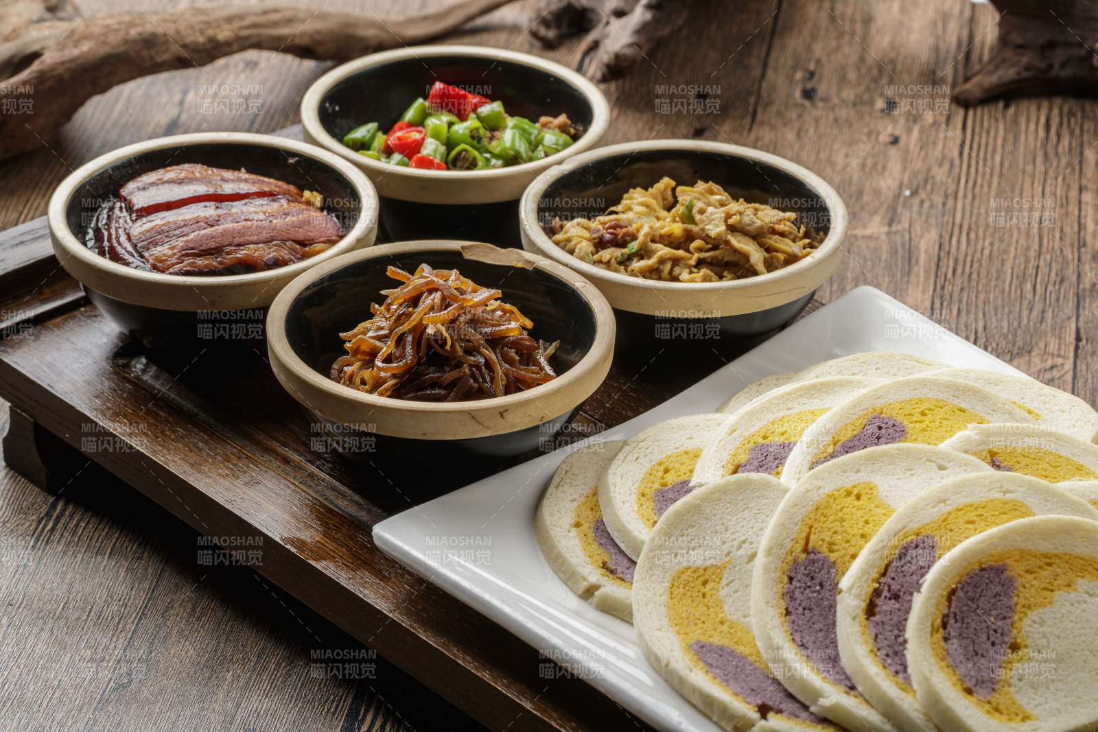 农家四大缸咸菜扣肉炒尖椒炒鸡蛋图片