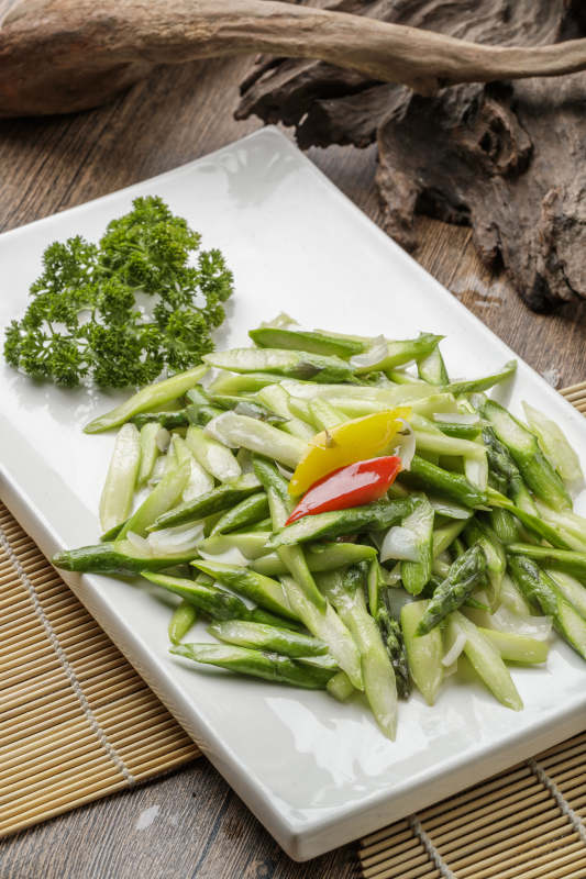 清炒鲜芦笋图片