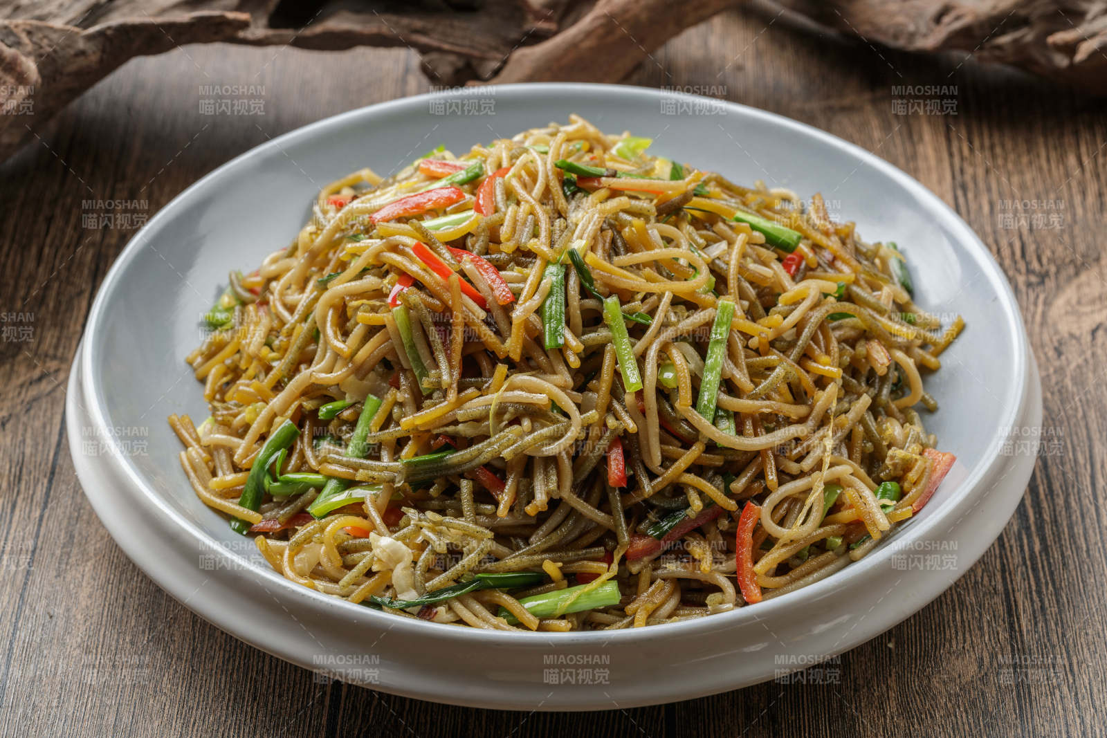 精美餐具装的韭菜素炒红薯粉图片