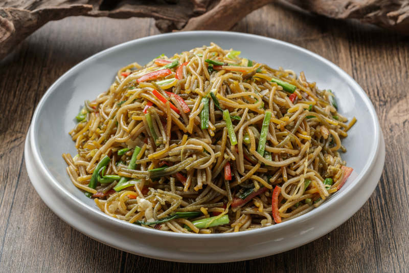 精美餐具装的韭菜素炒红薯粉图片