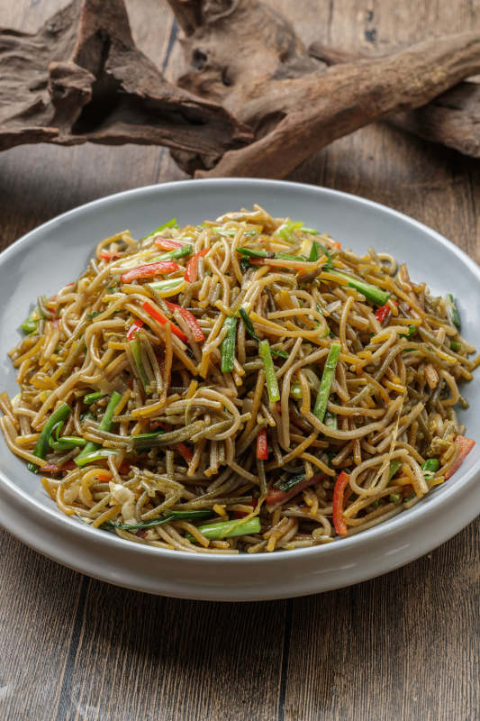 精美餐具装的韭菜素炒红薯粉图片