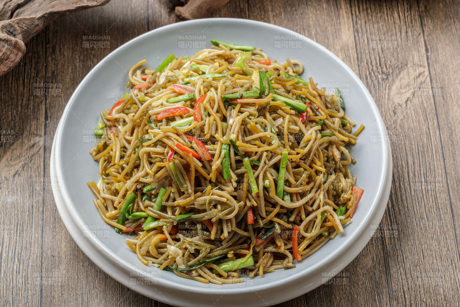 精美餐具装的韭菜素炒红薯粉图片