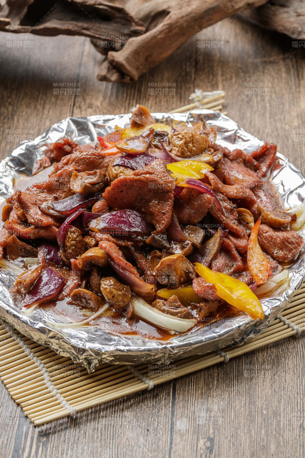 黑色铁盘装的锡纸铁板牛肉图片