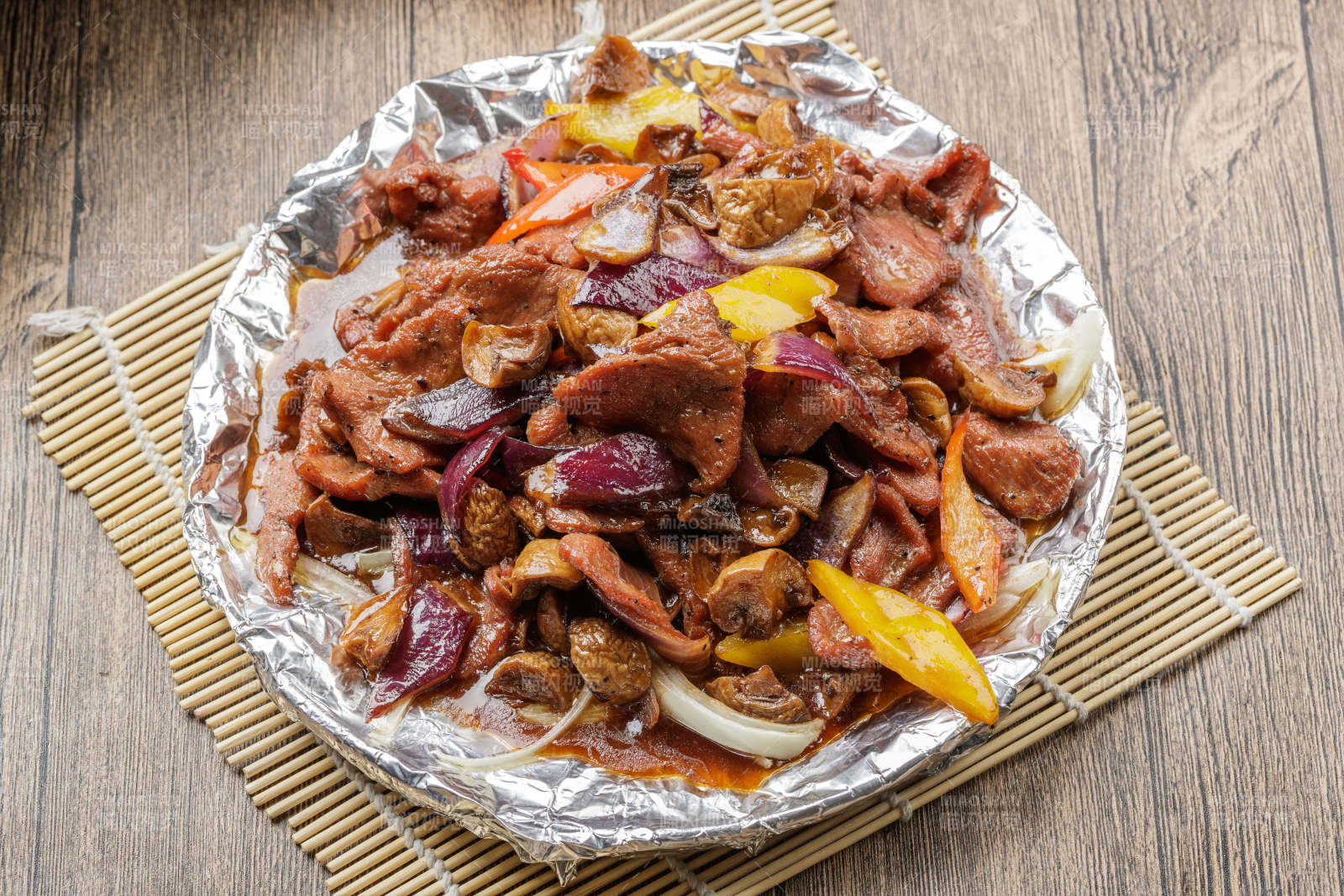 黑色铁盘装的锡纸铁板牛肉图片