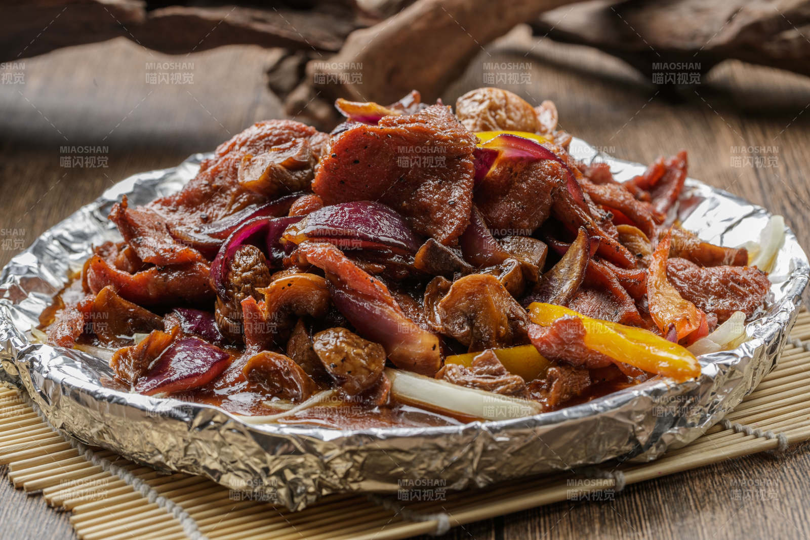 黑色铁盘装的锡纸铁板牛肉图片