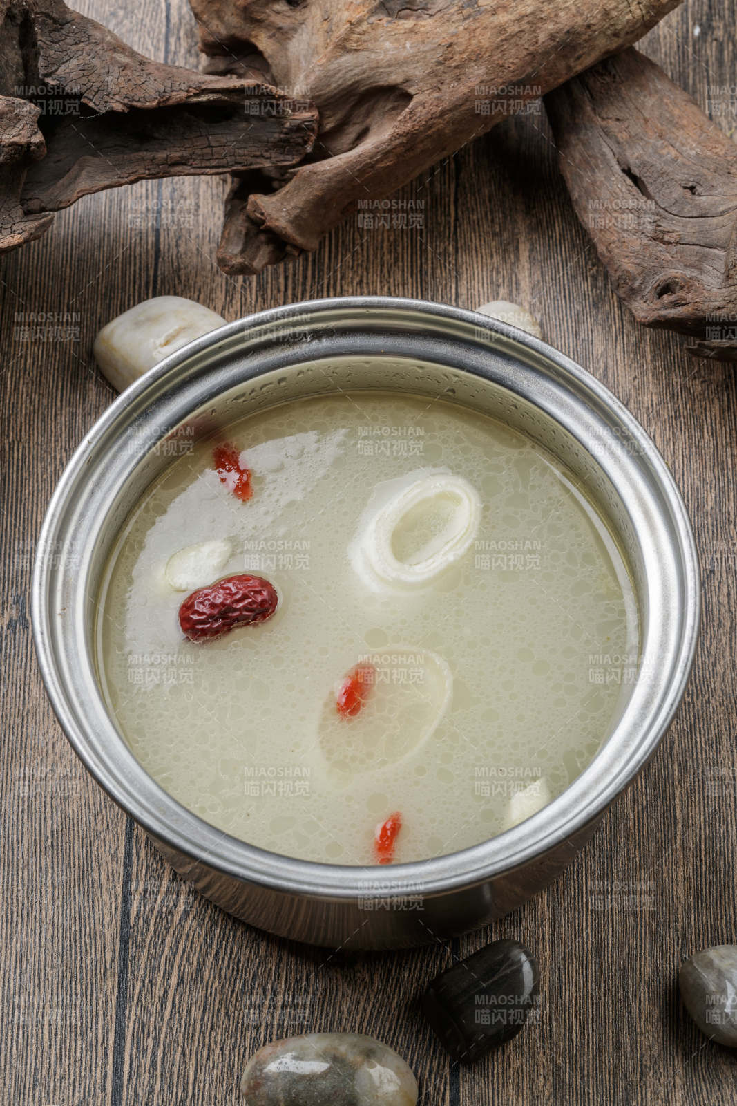 自助火锅汤底香浓骨汤图片