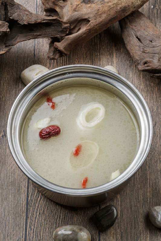 自助火锅汤底香浓骨汤图片