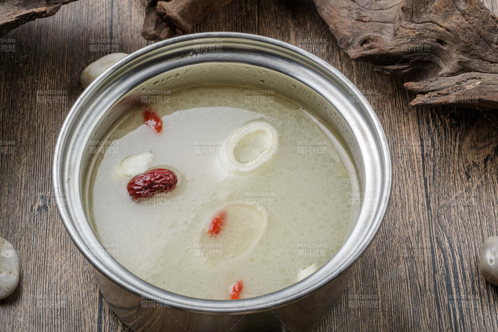 自助火锅汤底香浓骨汤图片