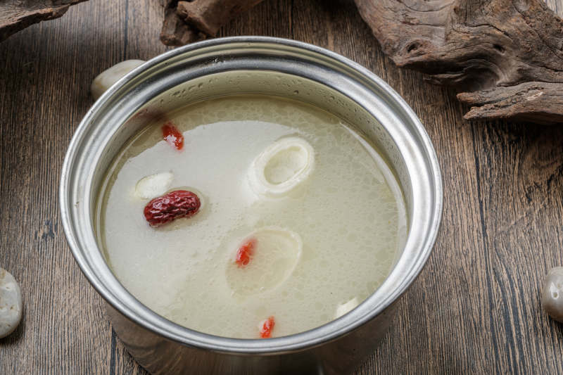 自助火锅汤底香浓骨汤图片