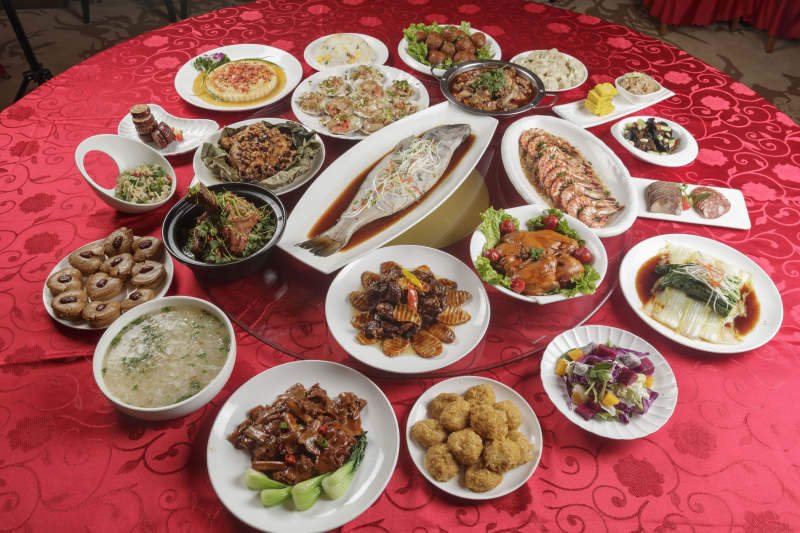 丰盛的一桌宴席图片