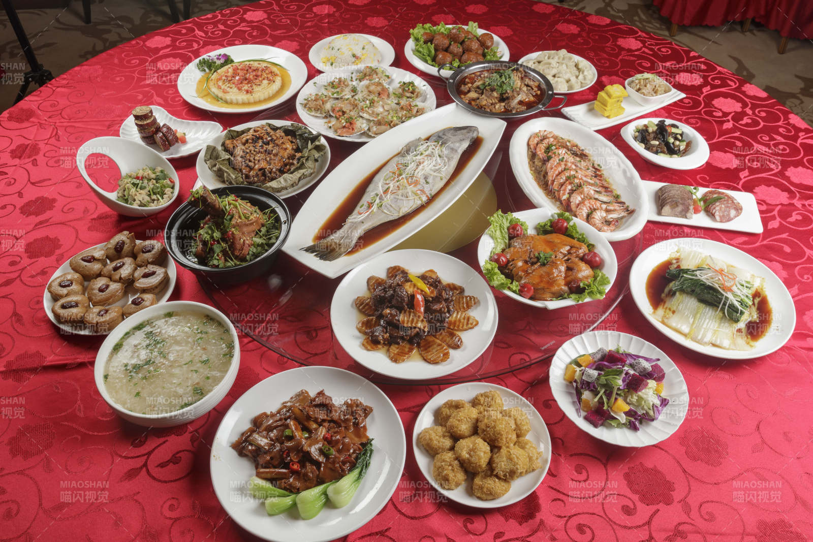丰盛的一桌宴席图片