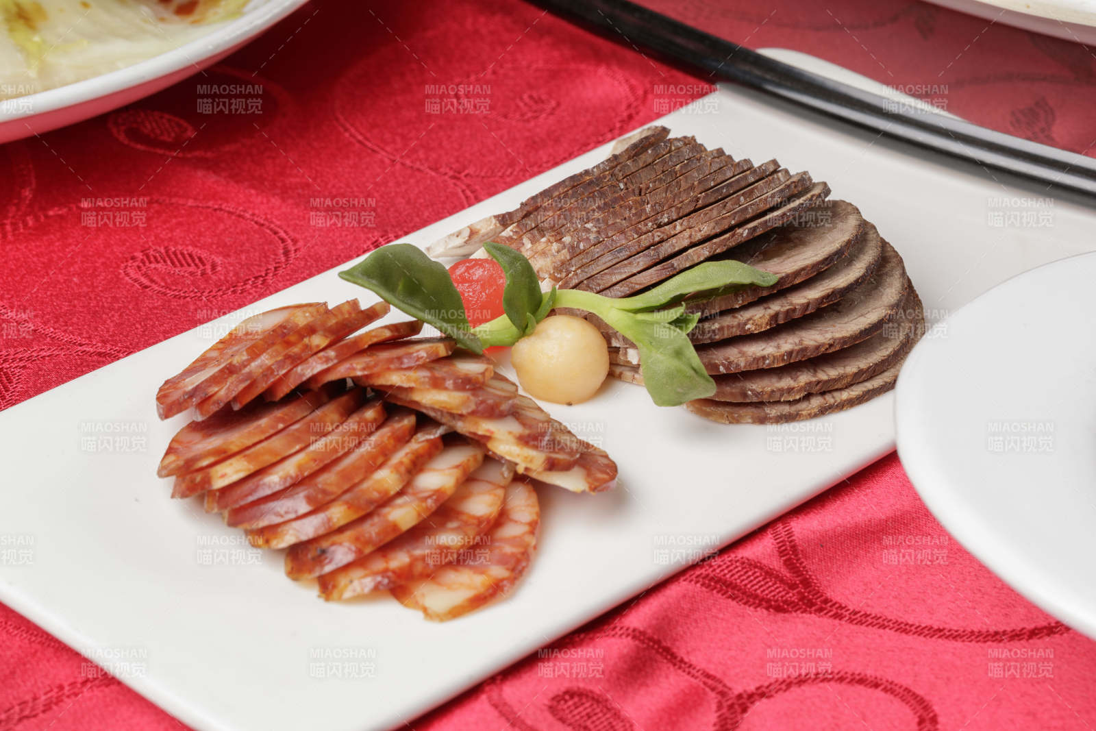 川味腊肠麻辣香肠五香牛腱子双拼图片