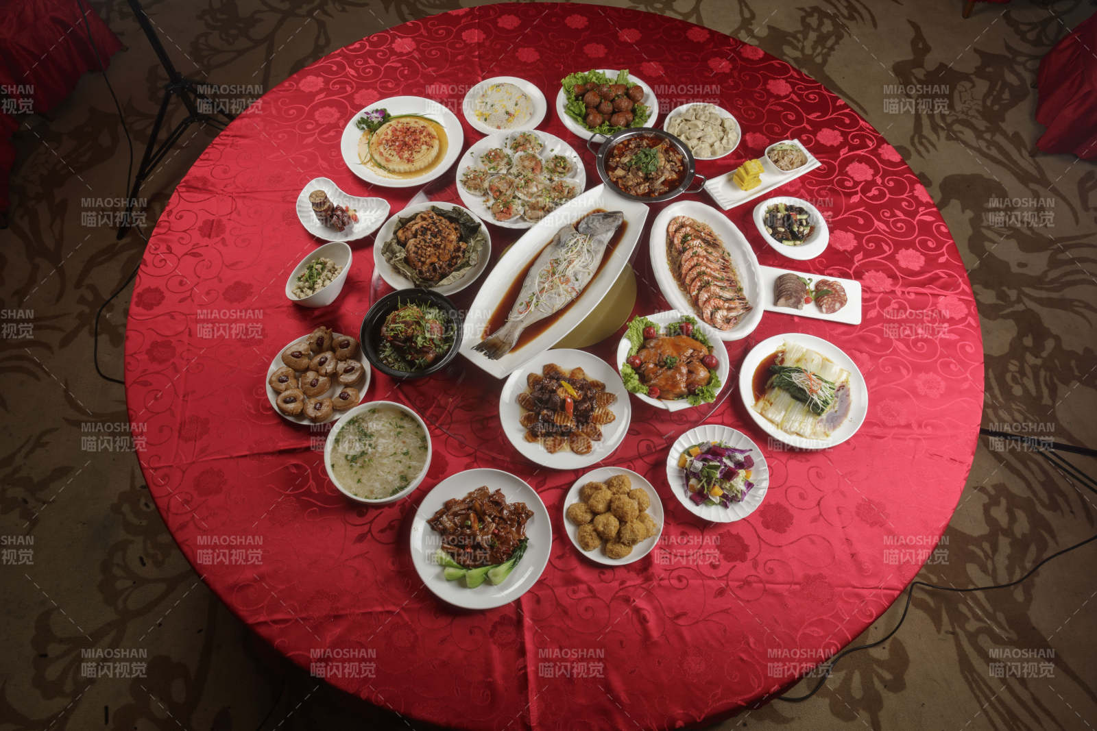 丰盛的一桌宴席图片