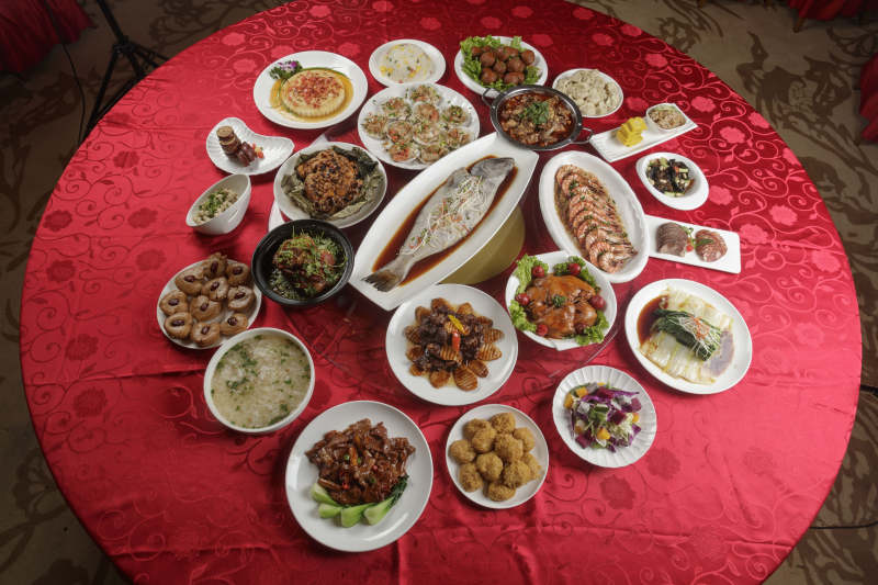 丰盛的一桌宴席图片
