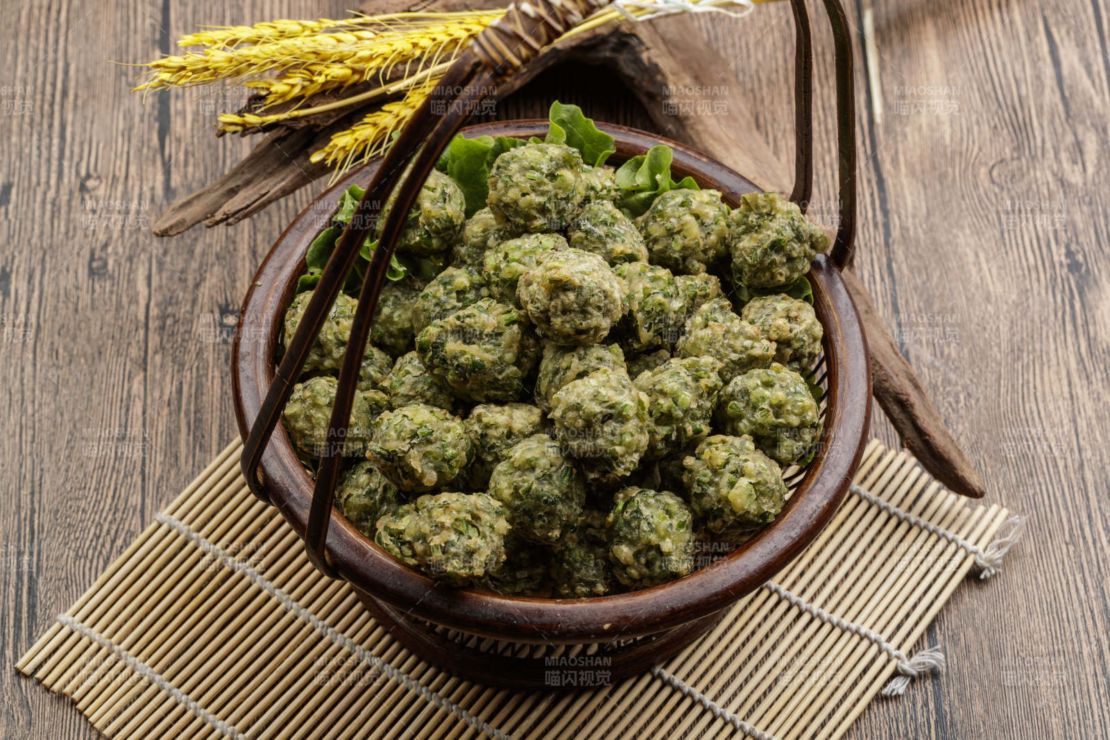 棕色竹篮装的飘香油炸野菜丸子图片
