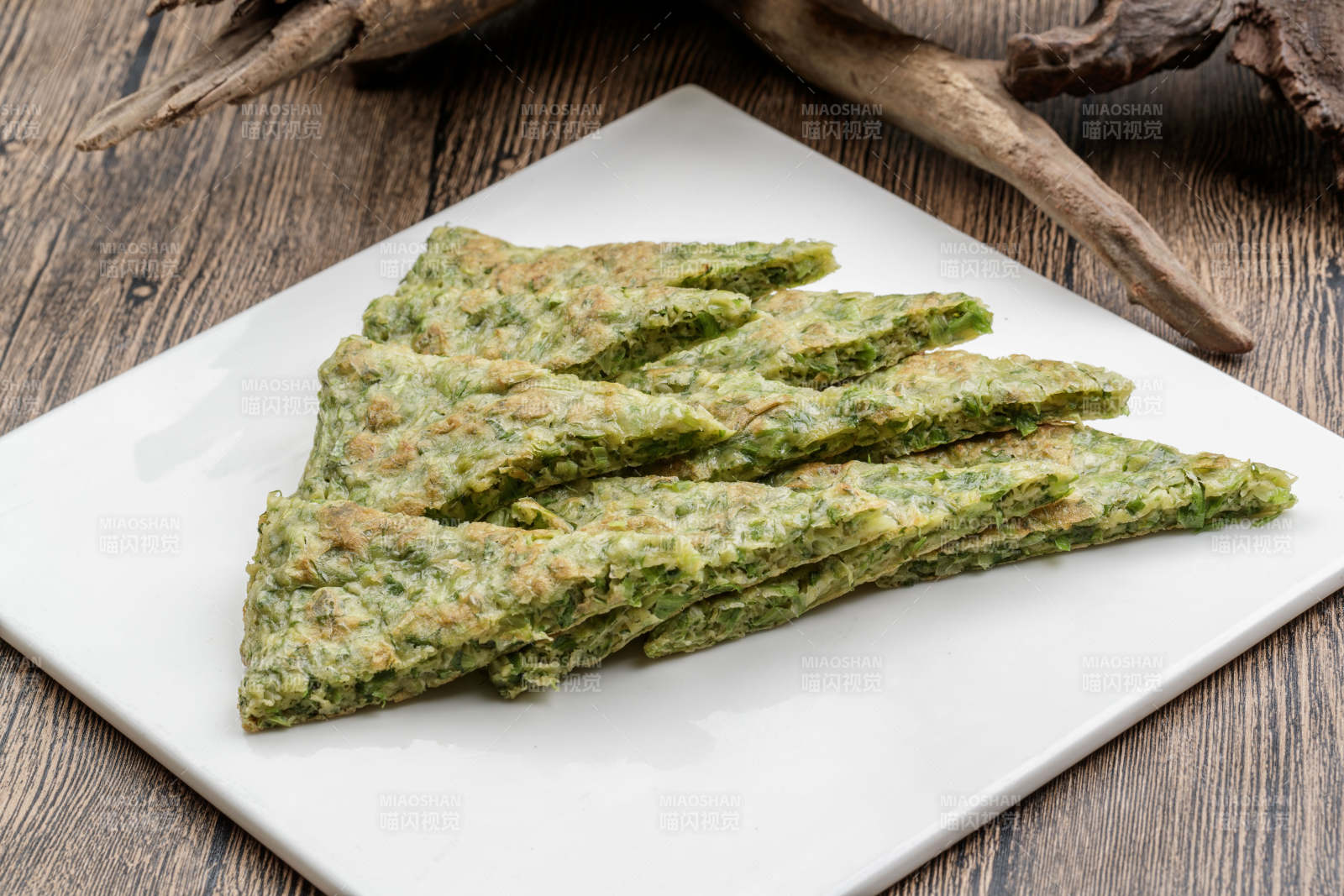 白色瓷盘装的鸡蛋野菜饼图片