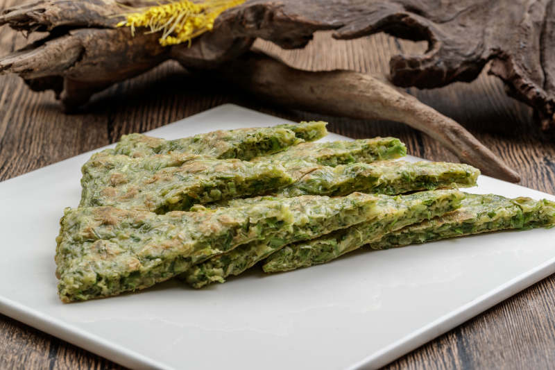 白色瓷盘装的鸡蛋野菜饼图片