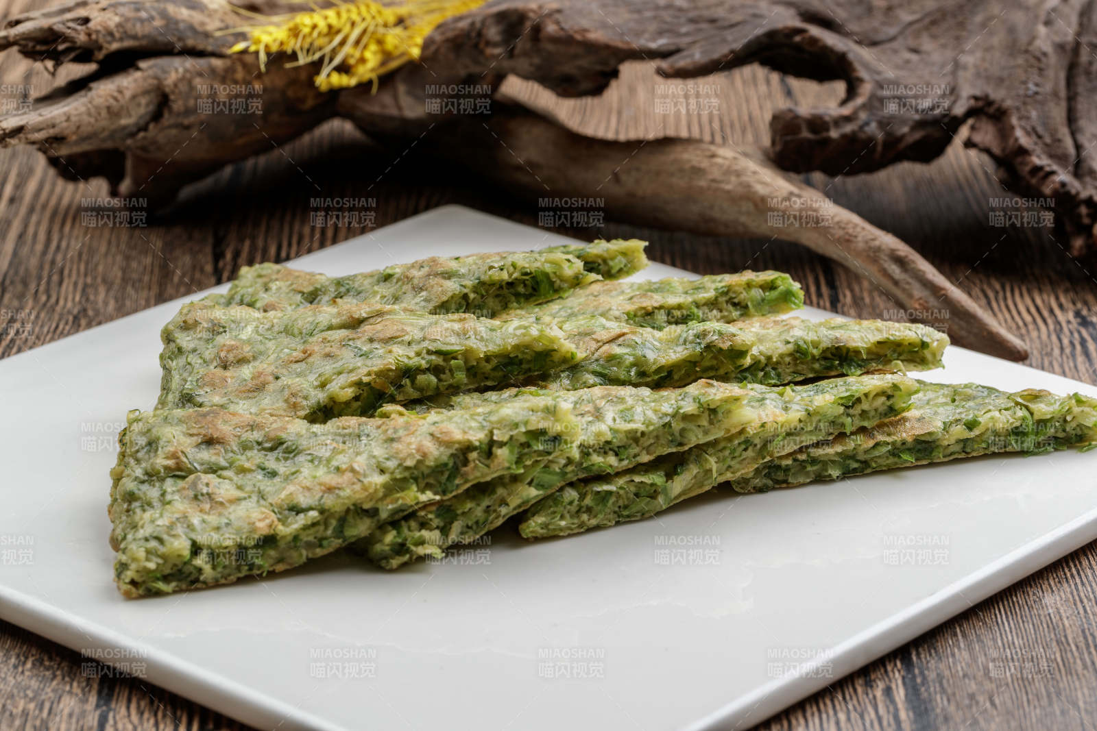 白色瓷盘装的鸡蛋野菜饼图片