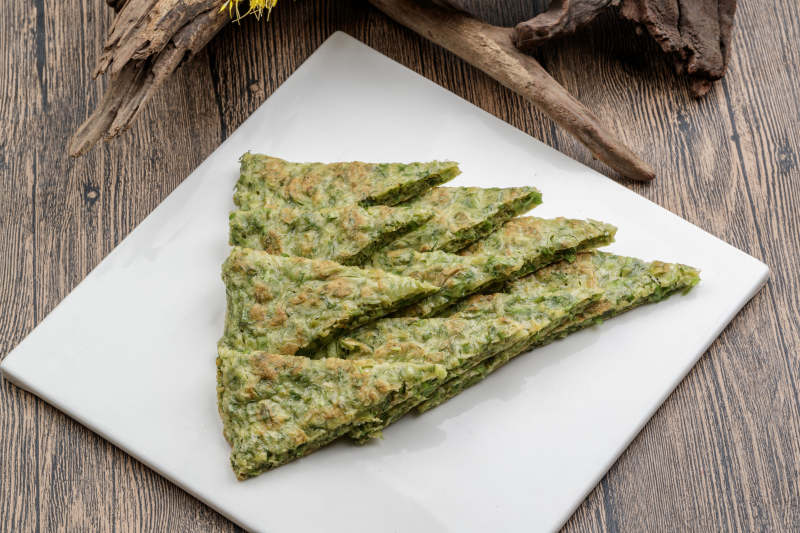 白色瓷盘装的鸡蛋野菜饼图片