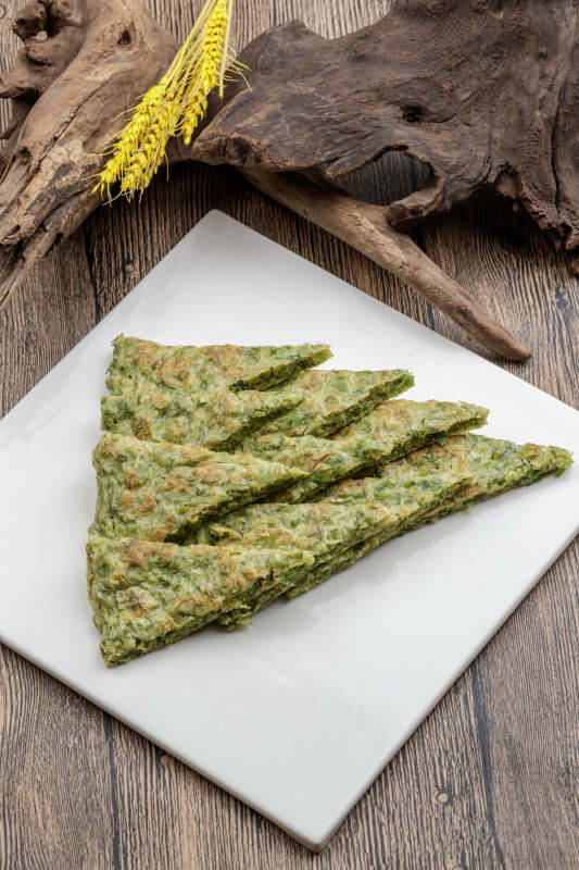 白色瓷盘装的鸡蛋野菜饼图片