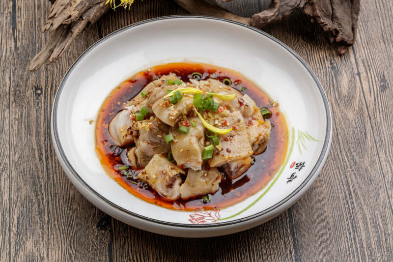 白色瓷盘装的川味川味红油辣猪手图片