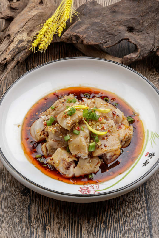 白色瓷盘装的川味川味红油辣猪手图片