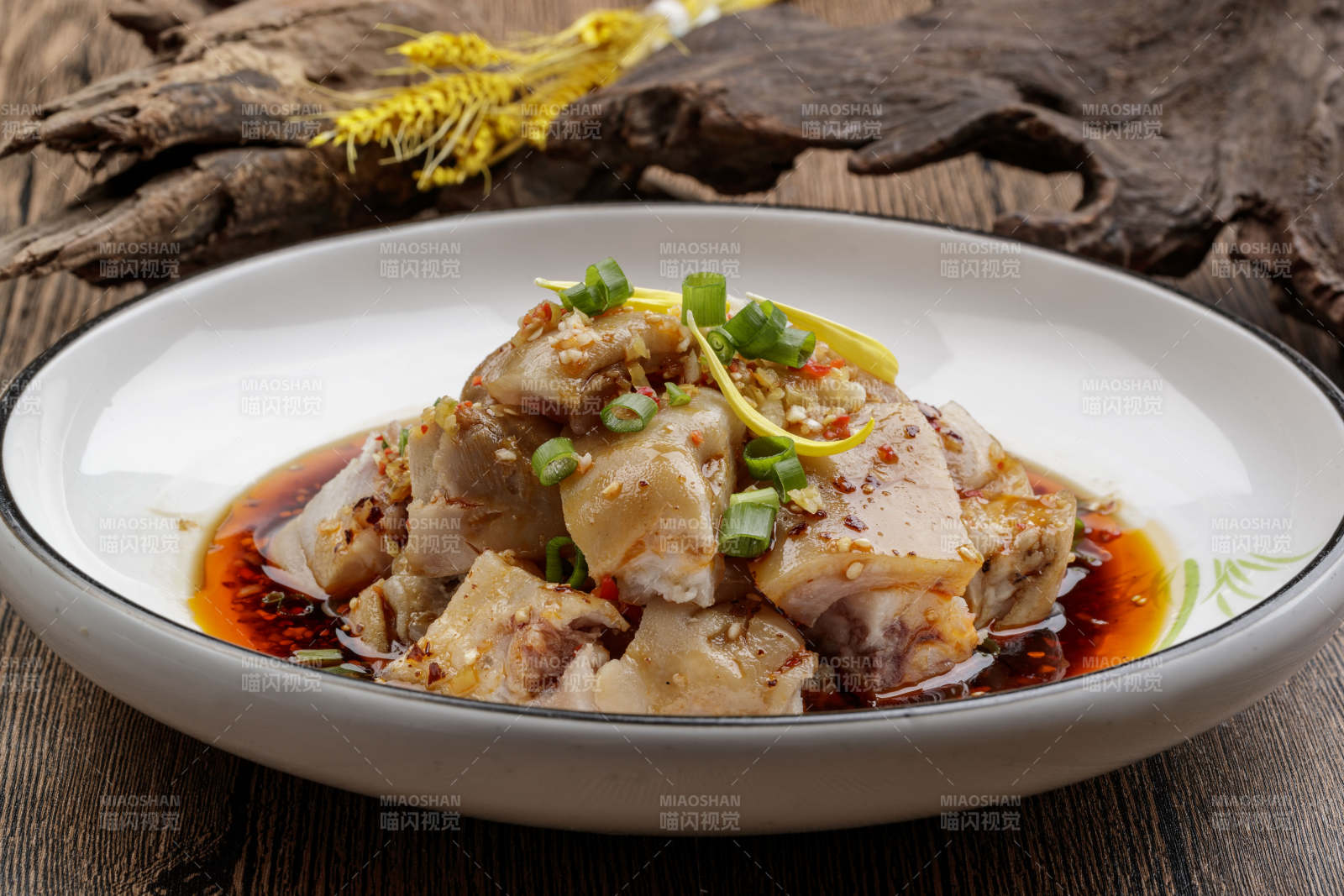 白色瓷盘装的川味川味红油辣猪手图片