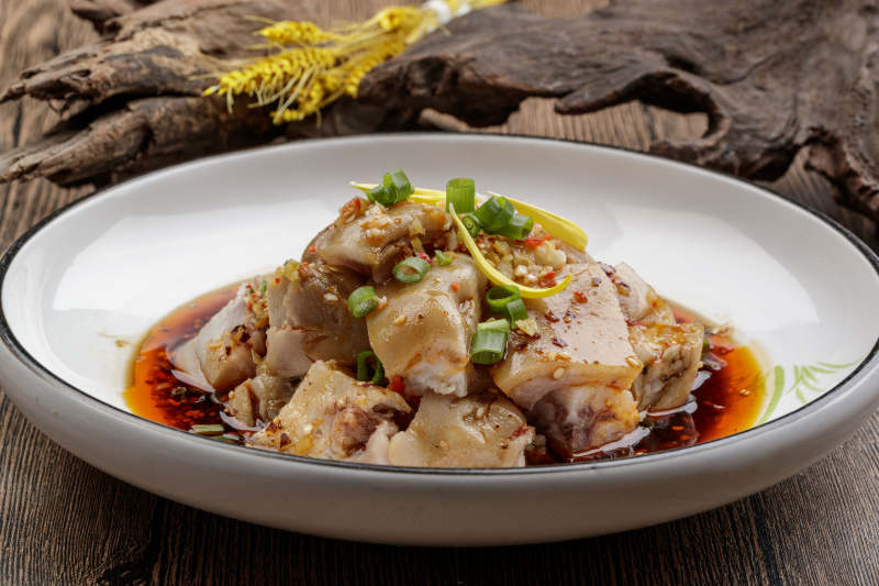 白色瓷盘装的川味川味红油辣猪手图片