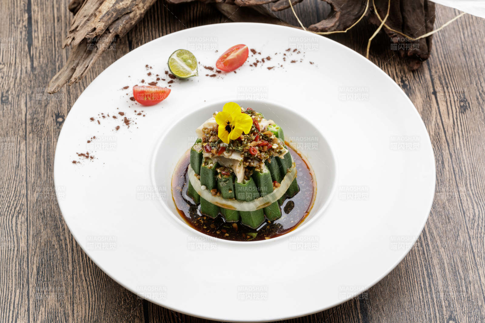 白色瓷盘装的捞汁秋葵图片