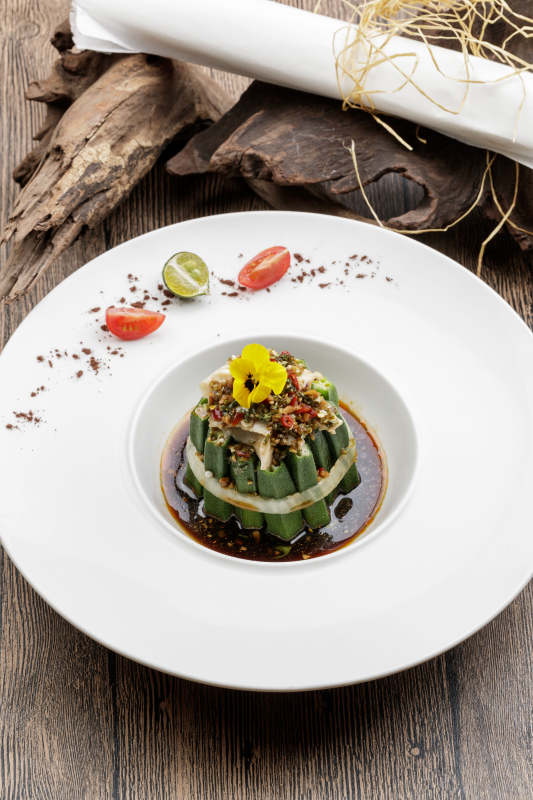 白色瓷盘装的捞汁秋葵图片