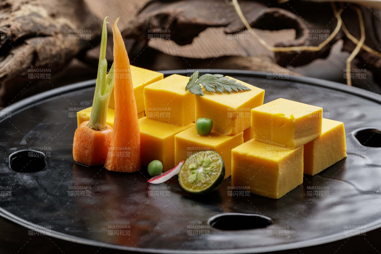 黑色石盘装的香芒鹅肝豆腐图片