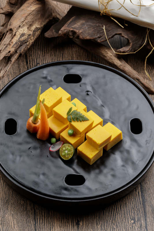 黑色石盘装的香芒鹅肝豆腐图片