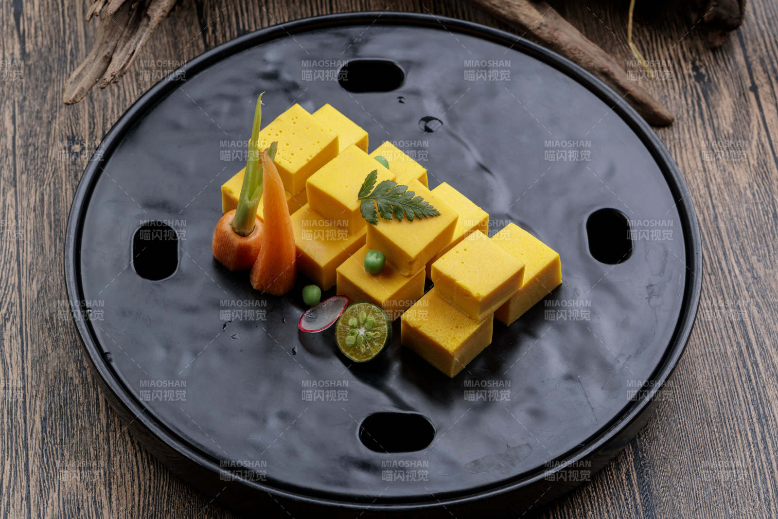 黑色石盘装的香芒鹅肝豆腐图片