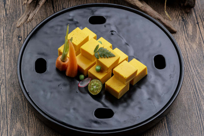 黑色石盘装的香芒鹅肝豆腐图片