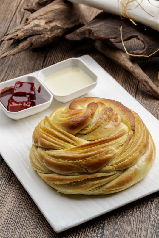 白色瓷盘装的炼乳腐乳烤大花卷图片