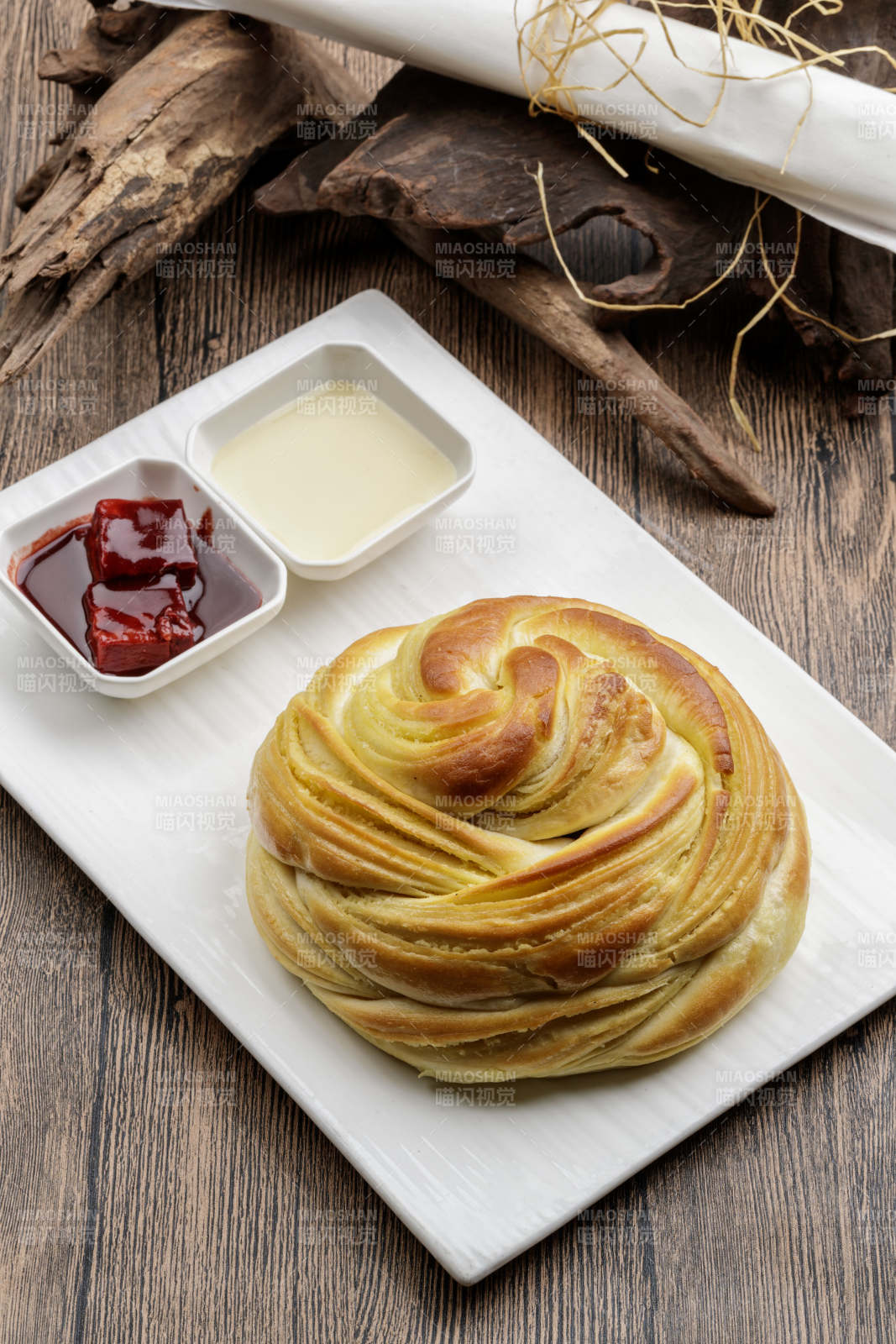 白色瓷盘装的炼乳腐乳烤大花卷图片