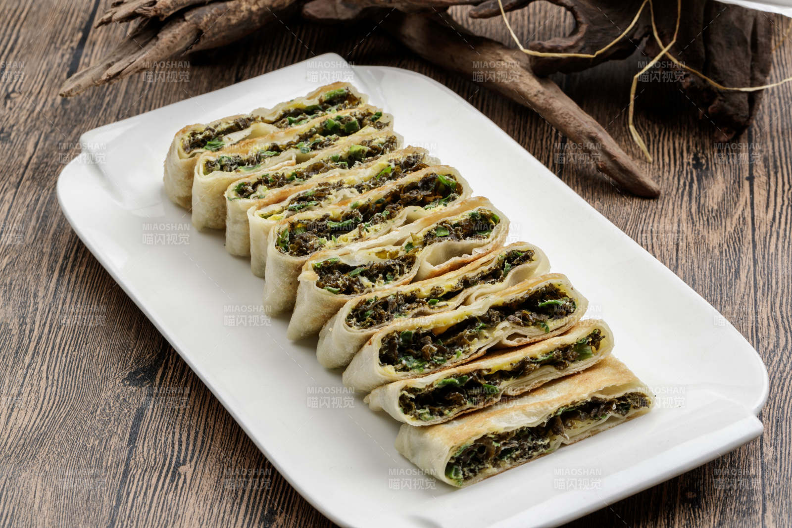 白色瓷盘装的鸡蛋地皮菜陷烙饼图片