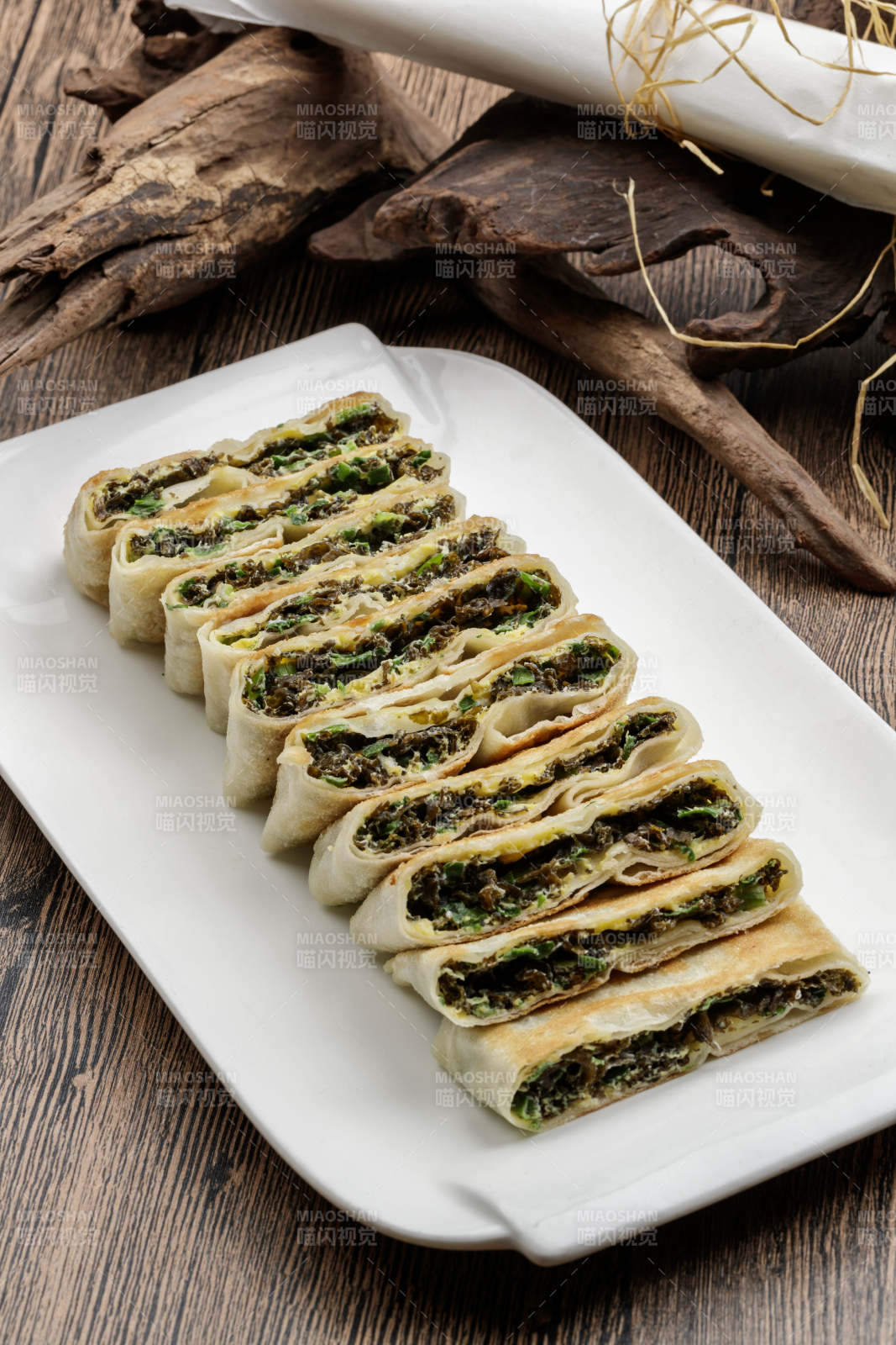 白色瓷盘装的鸡蛋地皮菜陷烙饼图片