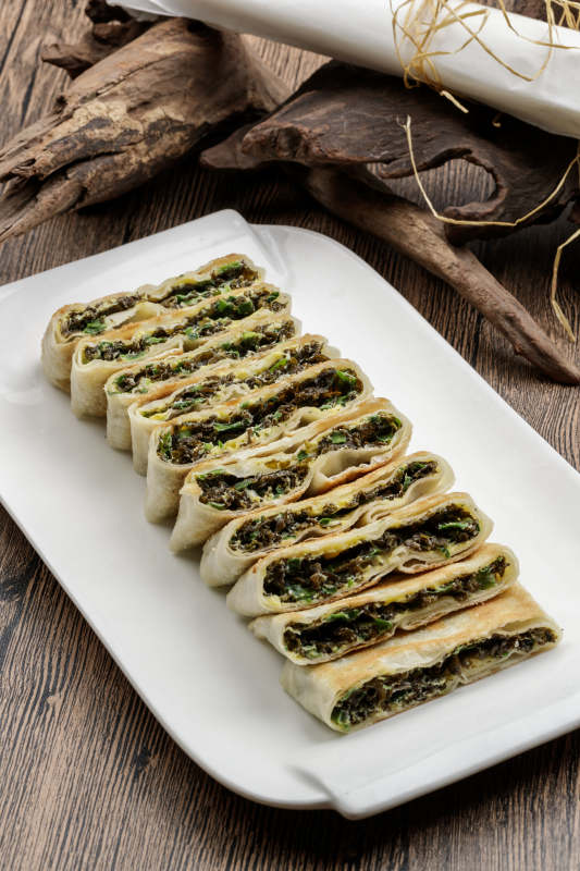 白色瓷盘装的鸡蛋地皮菜陷烙饼图片