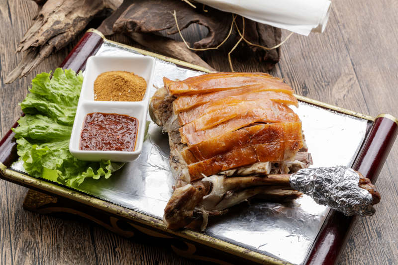 木质托盘装的碳烤脆皮羊腿图片