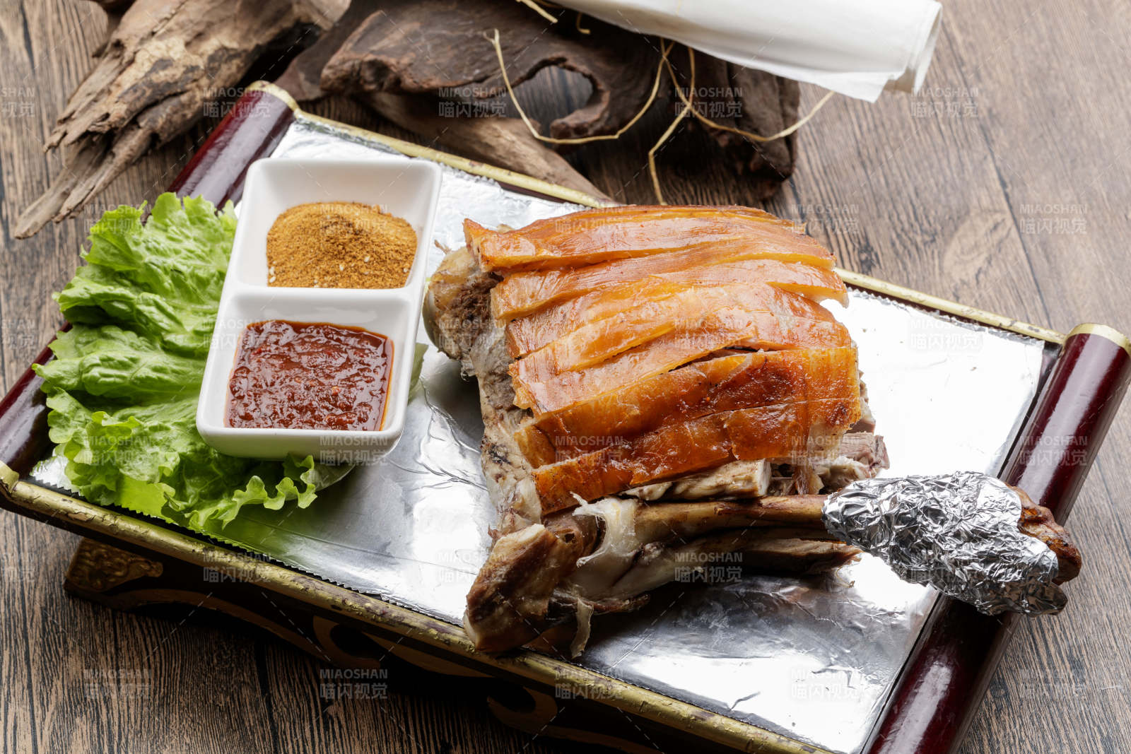 木质托盘装的碳烤脆皮羊腿图片