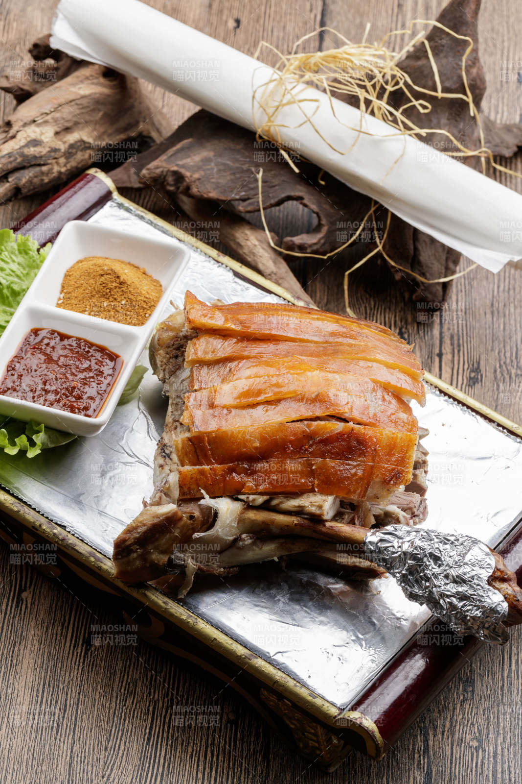 木质托盘装的碳烤脆皮羊腿图片