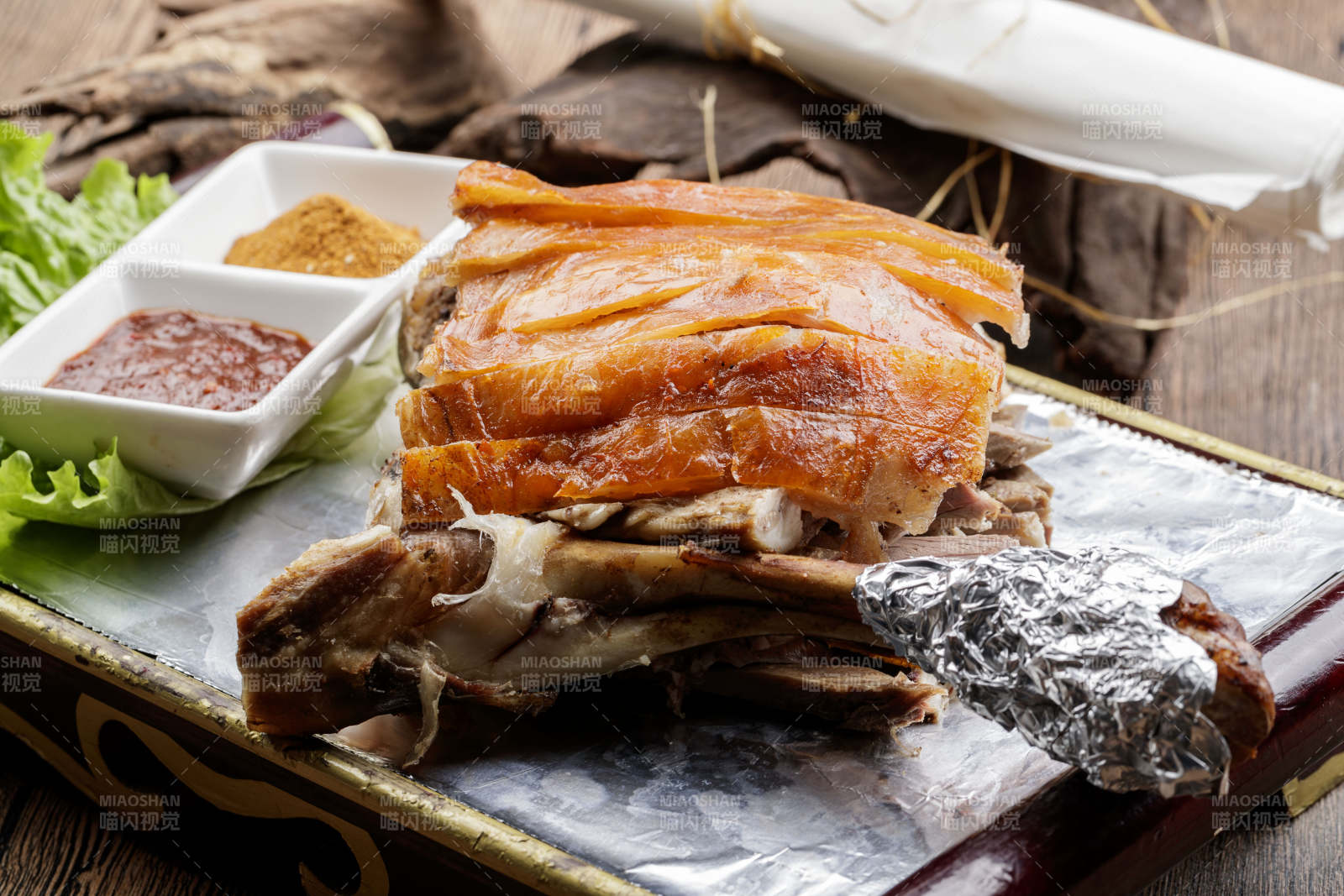 木质托盘装的碳烤脆皮羊腿图片