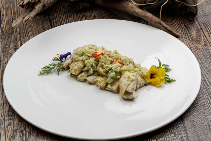 白色瓷盘装的米椒蒜蓉白切鸡图片