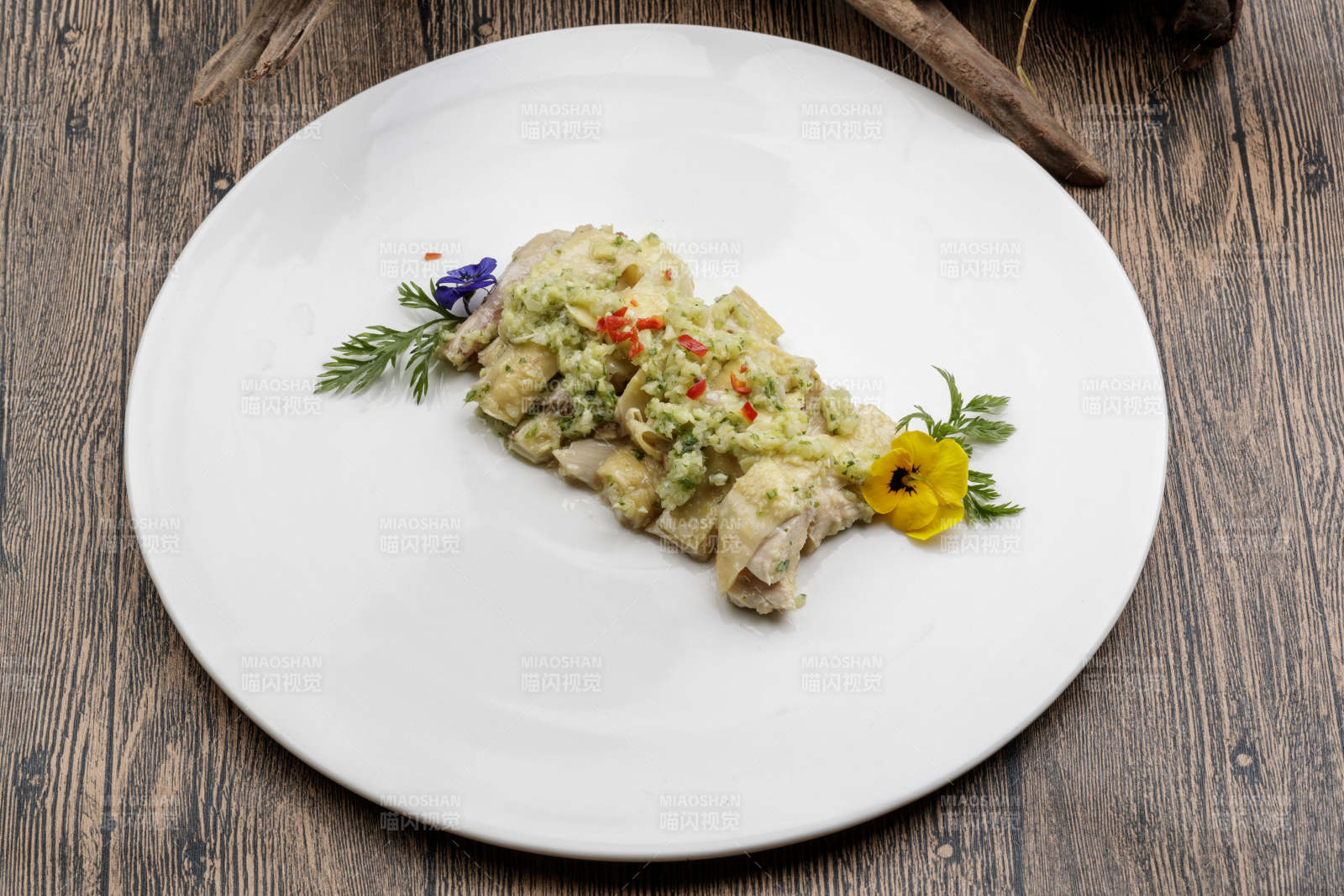 白色瓷盘装的米椒蒜蓉白切鸡图片