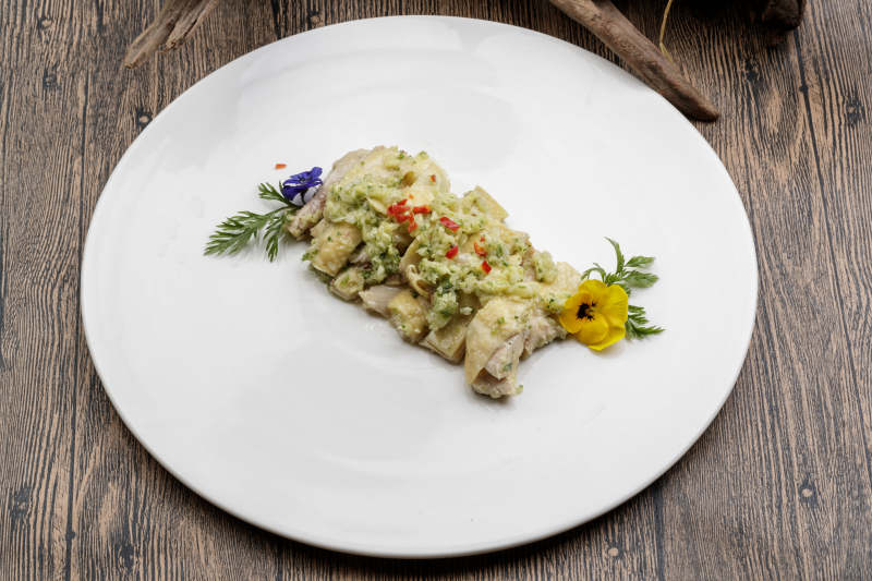 白色瓷盘装的米椒蒜蓉白切鸡图片