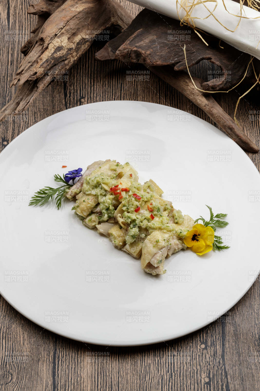 白色瓷盘装的米椒蒜蓉白切鸡图片