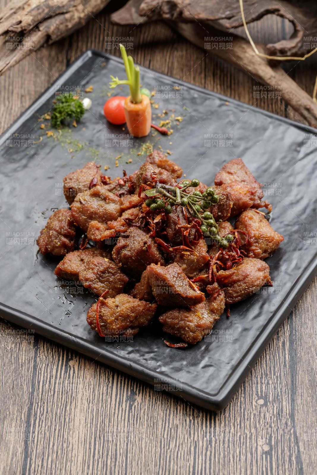 黑色石盘装的藤椒川香牛仔粒图片